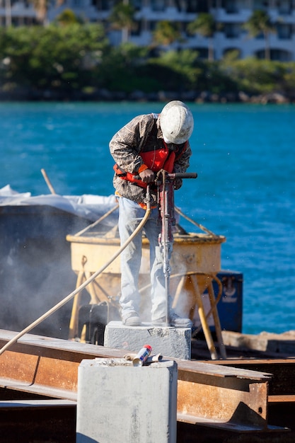 Hombre trabajando con martillo neumático en un puerto