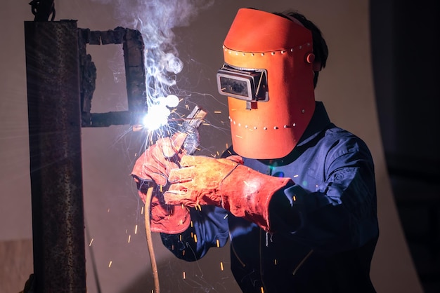 Foto hombre trabajando en metal