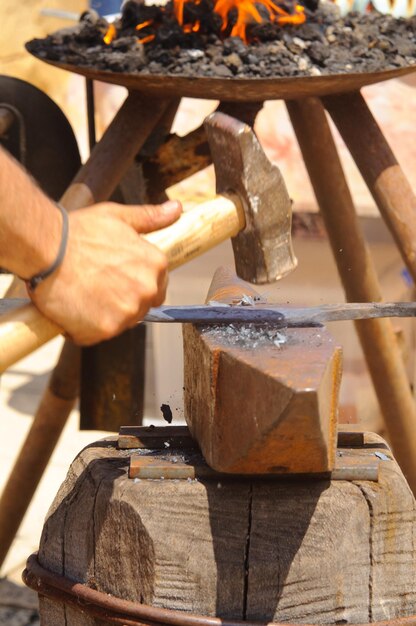 Hombre trabajando el metal