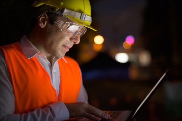 Hombre trabajando por la noche