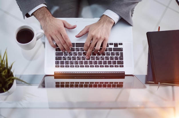 Hombre trabajando en una oficina moderna con una computadora portátil