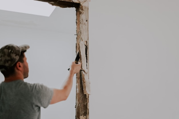 Foto un hombre trabajando con una palanca en una puerta