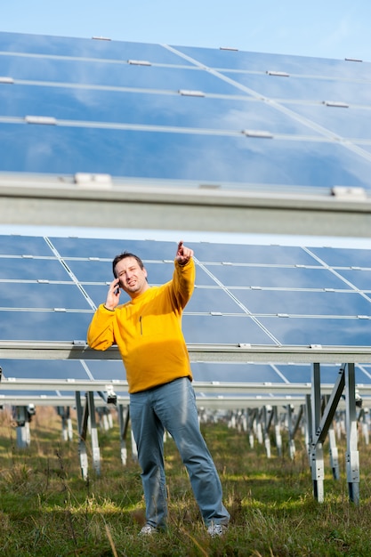 Hombre trabajando con paneles solares.