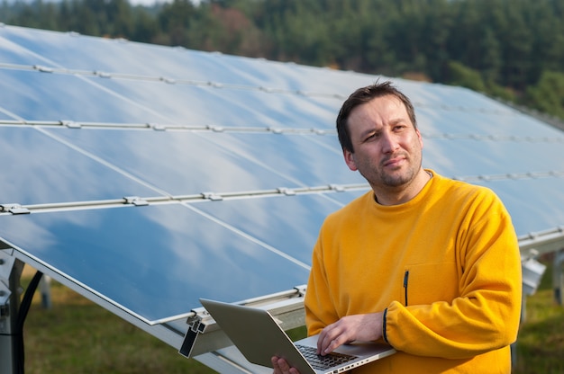 Hombre trabajando con paneles solares.