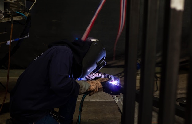 Hombre trabajando con paraguas.