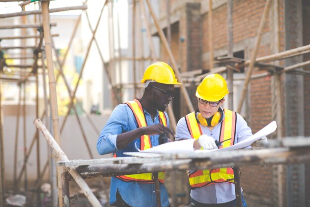 Hombre trabajando con paraguas