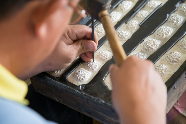 Hombre trabajando en una platería en Nan Povince