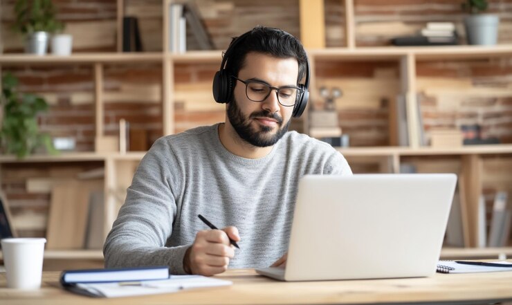 Hombre trabajando con un portátil en la oficina