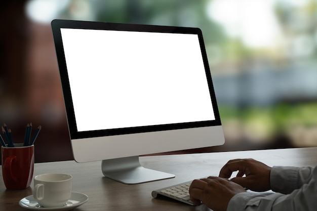 hombre trabajando portátil con pantalla en blanco en la mesa marketing y diseño creativo