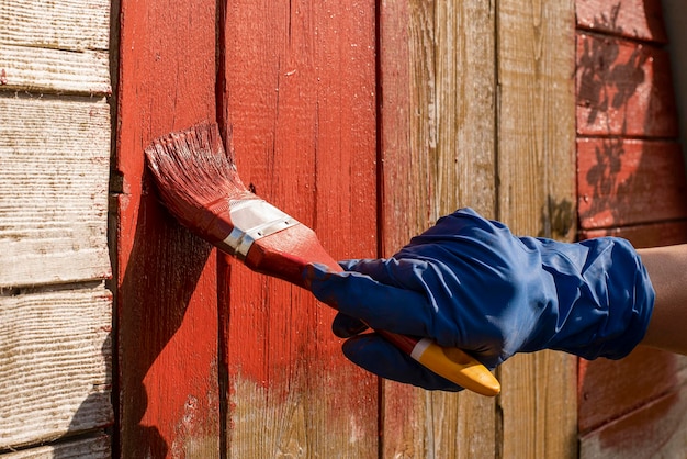 Foto hombre trabajando en una puerta de madera