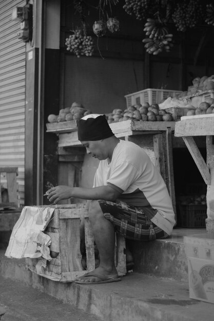 Foto hombre trabajando en un puesto de mercado