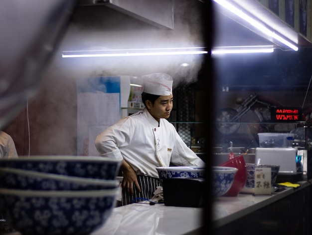 Foto hombre trabajando en un restaurante