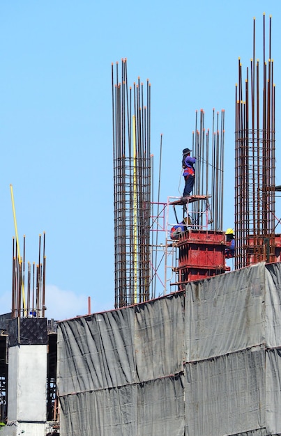 Hombre trabajando en un sitio de construcción contra un cielo despejado