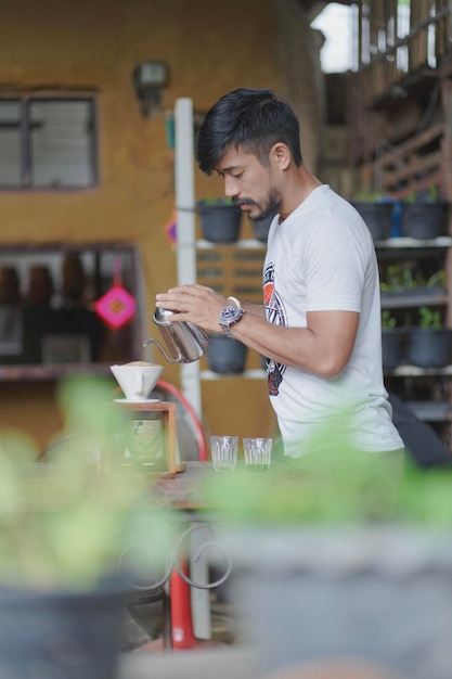 Foto hombre trabajando en un sitio de construcción