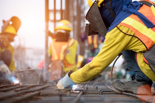 Hombre trabajando en un sitio de construcción