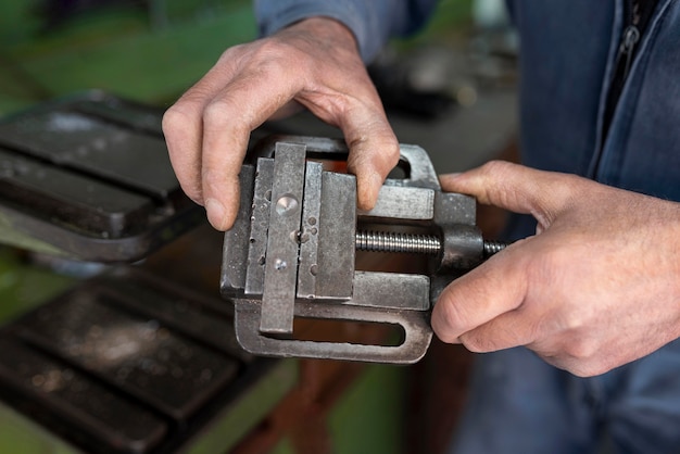 Foto hombre trabajando en un taller industrial