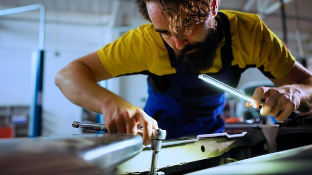 Hombre trabajando en el taller
