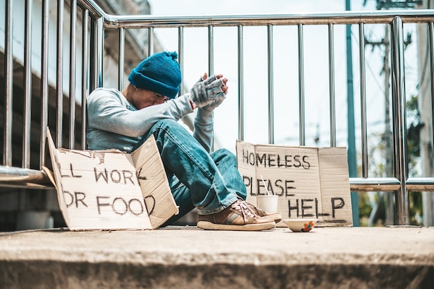 Hombre trabajando con texto durmiendo en la ciudad