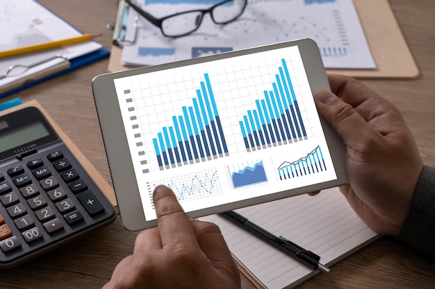 Hombre trabajo Finanzas Contabilidad Cálculo Matemático Dispositivo digital económico