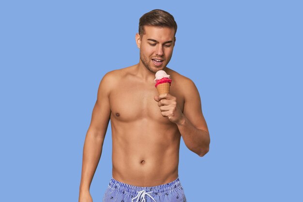 Foto hombre en traje de baño disfrutando de helado una indulgencia de verano perfecta