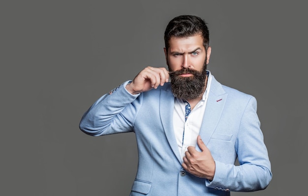 Hombre en traje Barba y bigote masculino Hombre elegante en traje de negocios Sexy macho brutal macho hipster Hombre en esmoquin