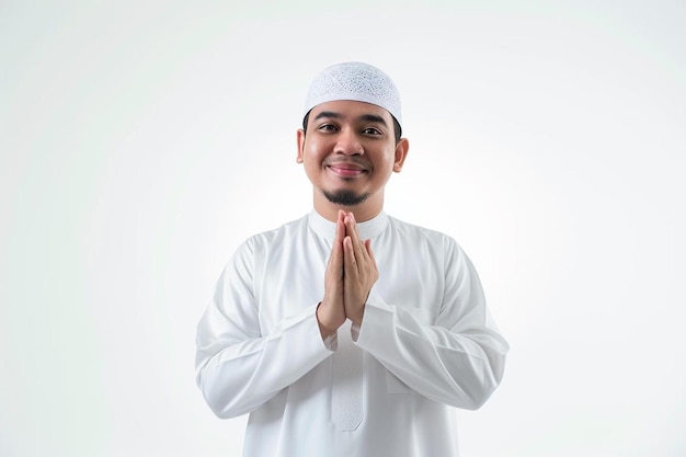 Foto un hombre con un traje blanco está haciendo un gesto