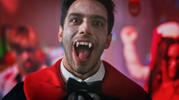 Foto un hombre con traje y cara de vampiro.