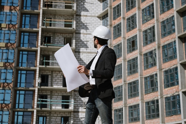 Foto hombre de traje y casco con plano