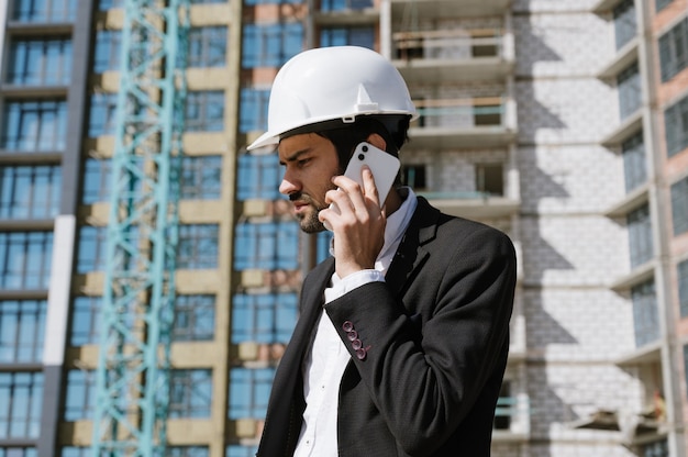 Hombre de traje y casco con plano