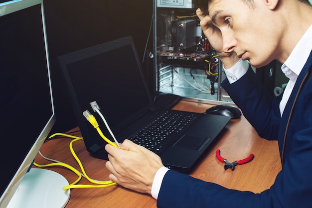 Foto hombre en traje con concepto de cables de red es la conexión