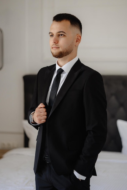 un hombre en traje con corbata