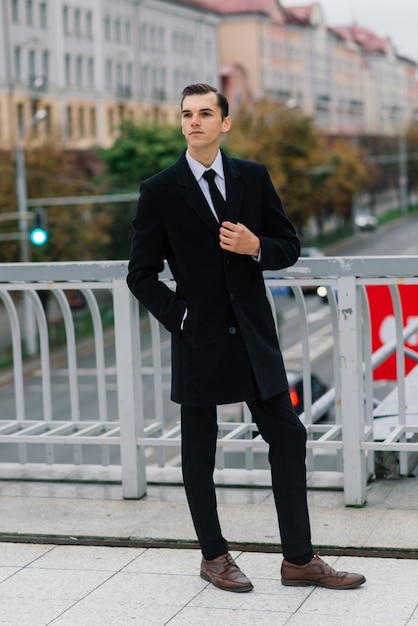 Hombre con un traje elegante. Hombre de negocios en una ciudad de otoño, moda