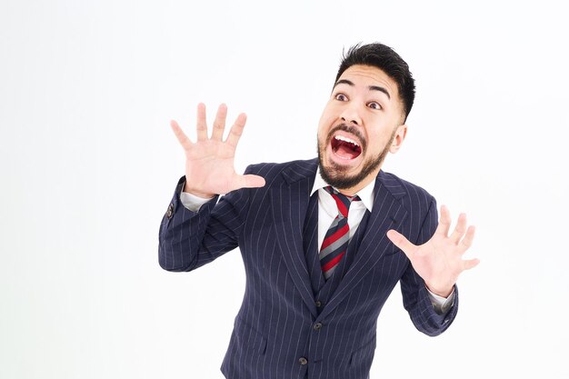 Un hombre de traje con una expresión de sorpresa.