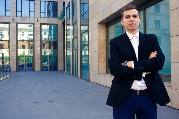 Foto hombre en un traje en el fondo de un centro de negocios