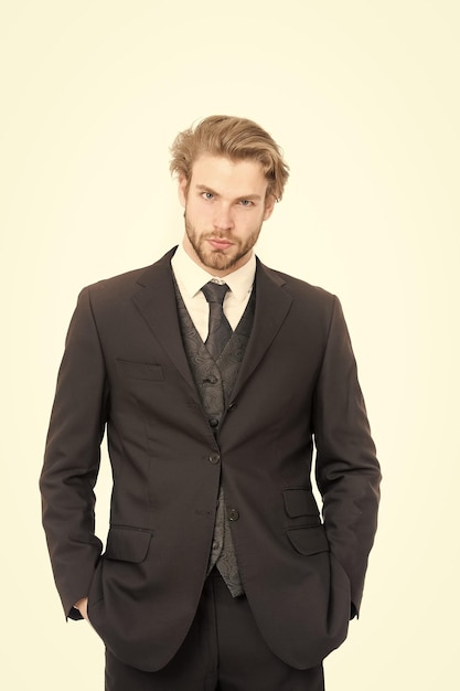 Hombre en traje formal aislado en blanco Empresario o CEO en chaqueta negra Negocios y éxito Gerente con barba en cara seria Moda y belleza