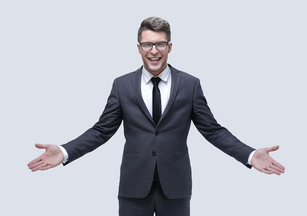 Hombre con traje formal de negocios hablando con las manos Aislado