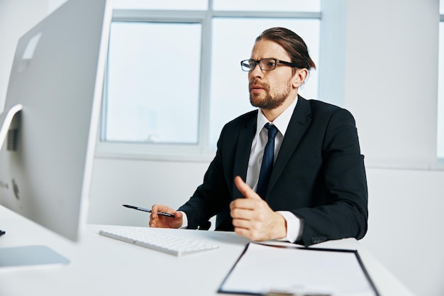 Hombre de traje, un funcionario está trabajando en el jefe de informática