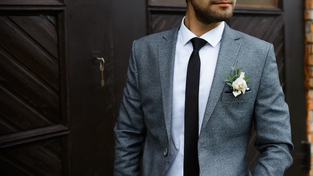 Un hombre con un traje gris