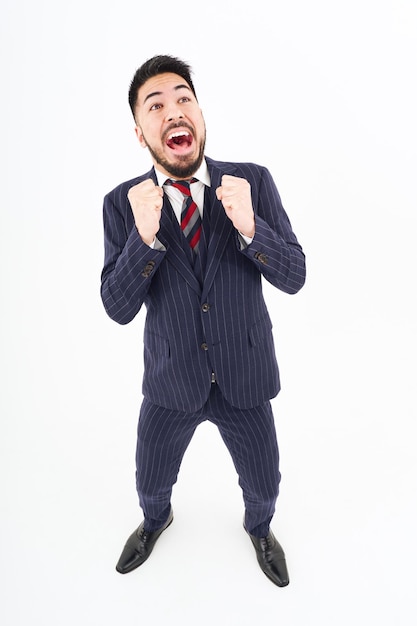 Un hombre con traje haciendo una pose de agallas