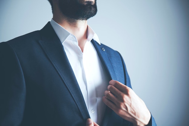 Hombre en traje de moda de pie