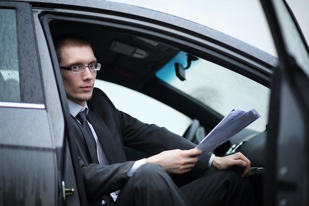 Hombre en traje de negocios en el auto