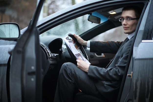 Hombre en traje de negocios en el auto