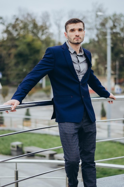 un hombre con traje de negocios en el contexto de la ciudad