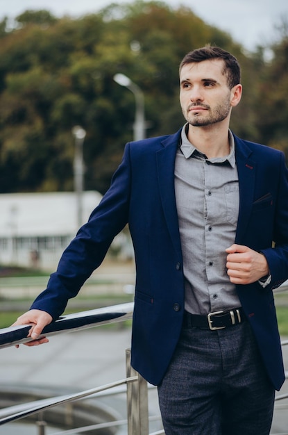 un hombre con traje de negocios en el contexto de la ciudad