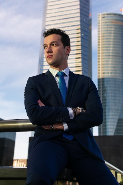 Foto hombre en traje de negocios