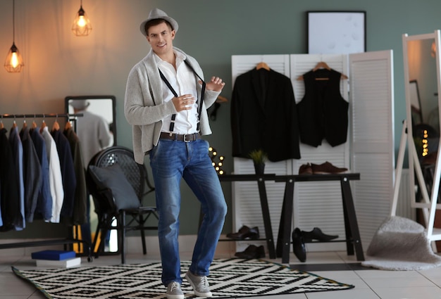 Hombre en traje nuevo en interiores Vestuario de moda