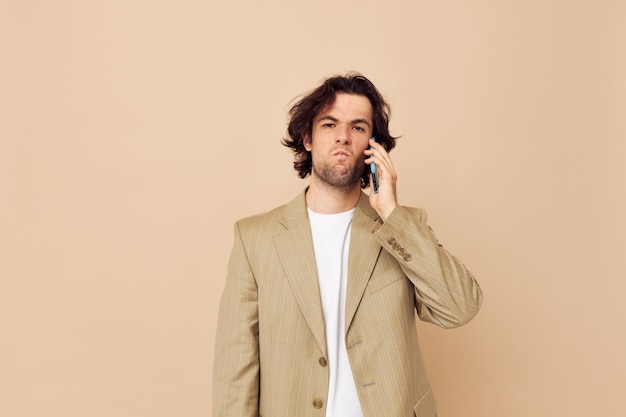 Hombre en traje posando emociones hablando por teléfono Estilo de vida inalterado