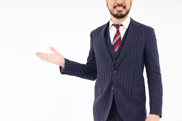 Un hombre con traje posando para recibir orientación.