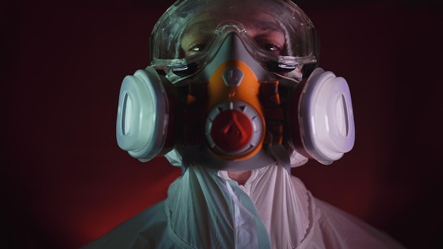 Hombre en traje de protección gas proteger médico antibacteriano antiviral máscara de pintura en aerosol Médico trabajador de la salud en respirador Concepto salud virus coronavirus epidemia Radiación Guerra nuclear