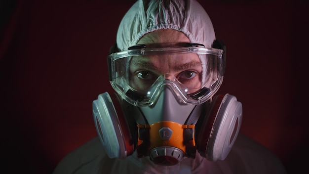 Hombre en traje de protección gas proteger médico antibacteriano antiviral máscara de pintura en aerosol Médico trabajador de la salud en respirador Concepto salud virus coronavirus epidemia Radiación Guerra nuclear